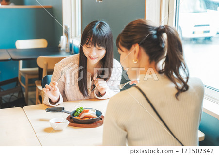 兩名年輕女子舉杯啤酒 照片由月岡啤酒廠提供。 121502342