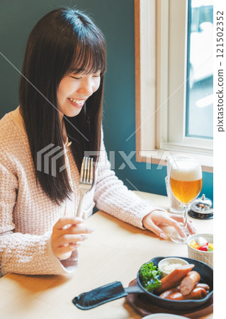 兩名年輕女子舉杯啤酒 照片由月岡啤酒廠提供。 121502352