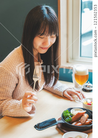 兩名年輕女子舉杯啤酒 照片由月岡啤酒廠提供。 121502353