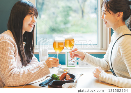 兩名年輕女子舉杯啤酒 照片由月岡啤酒廠提供。 121502364