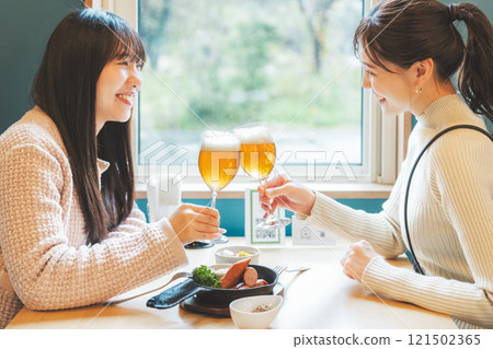兩名年輕女子舉杯啤酒 照片由月岡啤酒廠提供。 121502365