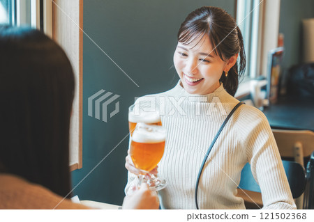 兩名年輕女子舉杯啤酒 照片由月岡啤酒廠提供。 121502368