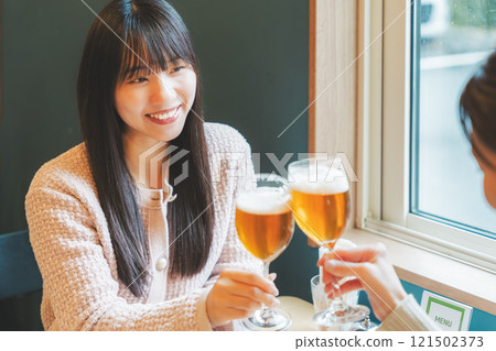 兩名年輕女子舉杯啤酒 照片由月岡啤酒廠提供。 121502373