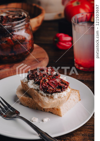 Toast with cream cheese and sun-dried tomatoes 121503697