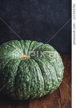 Green homegrown pumpkin on table 121503762