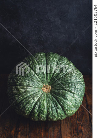 Green homegrown pumpkin on table 121503764