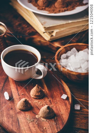 Chocolate truffles coated in cocoa powder 121504008