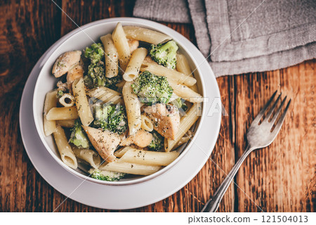 Pasta with chicken and broccoli 121504013