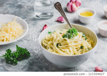 Easy pasta with olive oil and garlic Easy pasta with olive oil and garlic 121504027