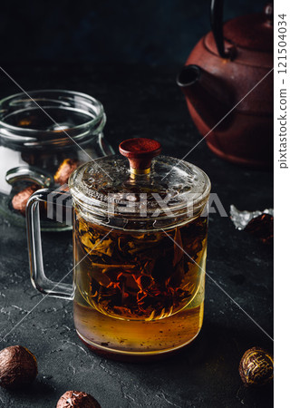Steeping red tea in glass mug 121504034