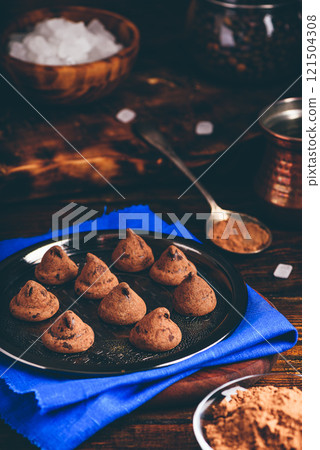 Homemade truffles with dark chocolate 121504308