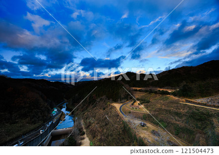仲冬時節布諾姆河下游地區的夜空 流淌的布諾姆河和雲朵的照片。 121504473