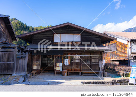 [郵城素材]冬日晴天的妻籠宿街景[長野縣] 121504844