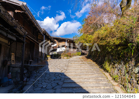[Post town material] The townscape of Tsumago-juku on a clear winter day [Nagano Prefecture] 121504845