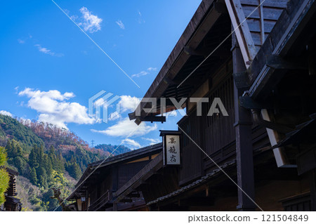 [郵城素材]冬日晴天的妻籠宿街景[長野縣] 121504849