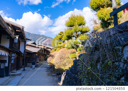 [郵城素材]冬日晴天的妻籠宿街景[長野縣] 121504850
