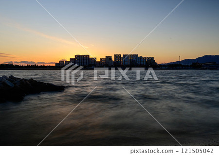 A seaside scene with the silhouette of the Yaichi apartment building. Photographed at Kohroenhama Beach in Nishinomiya City. A seaside scene with the silhouette of the Yaichi apartment building. Photographed at Kohroenhama Beach in Nishinomiya City. 121505042