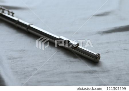 放置在深白布上的笛頭管的特寫 121505399