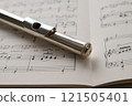 放置在樂譜上的長笛頭管的特寫 121505401