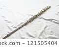 放置在白布上的長笛的整體圖像 121505404