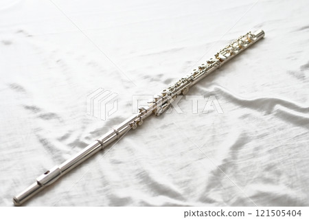 放置在白布上的長笛的整體圖像 121505404