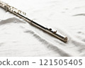 放置在白布上的頭管的笛子的特寫角度 121505405