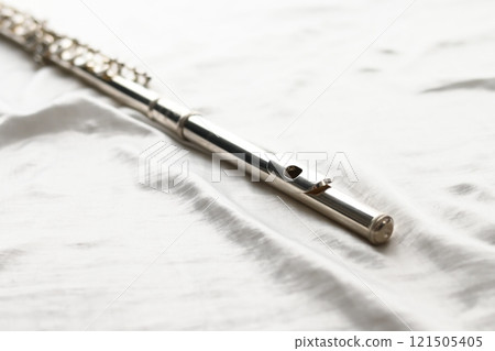 放置在白布上的頭管的笛子的特寫角度 121505405