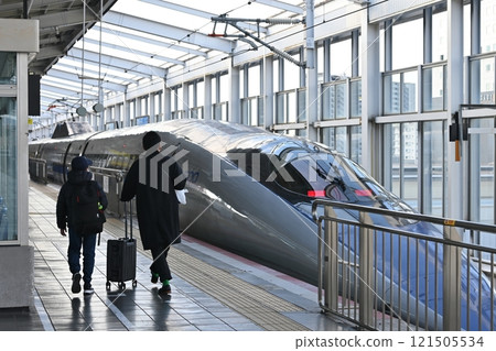 停在岡山站新幹線月台的500系新幹線，家長和孩子們的背影 121505534