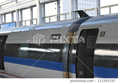 一列 500 系列新幹線列車駛上岡山站新幹線月台 121505535