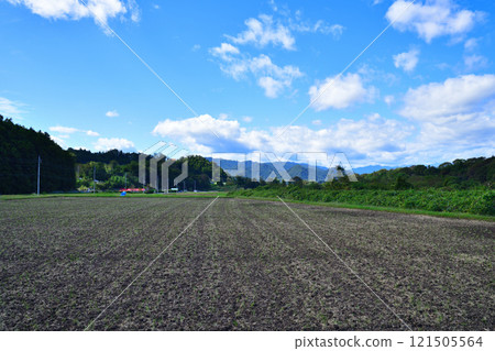 沼田市初秋的薄根川沿岸的田園風光 121505564