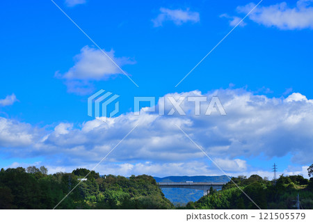 初秋的薄根川沿岸田園風光，遠處的關越高速公路，沼田市 121505579