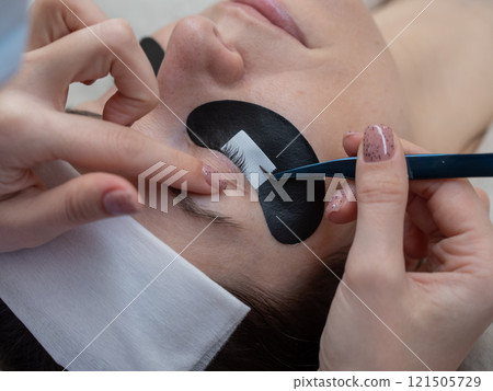 The master applies patches to the client before eyelash extensions.  121505729