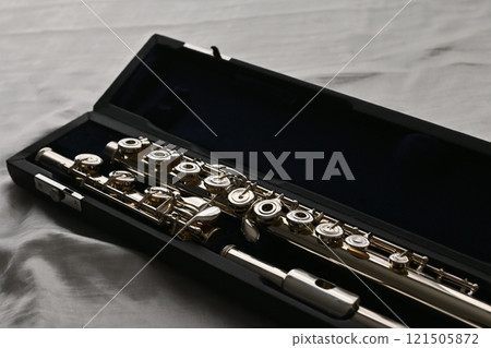 帶有暗銀色偏移環鍵和H腳管規格的長笛。 121505872