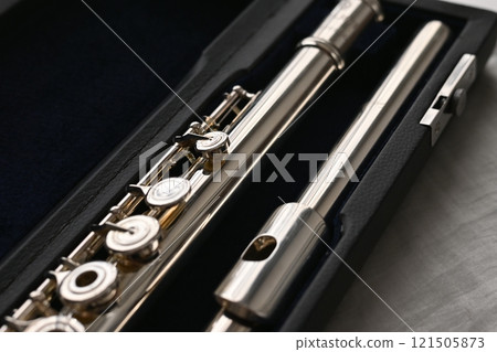 錶殼內環鍵槽的頭管和身管特寫 121505873