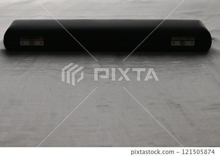 深白布上對稱的長笛黑色錶殼 121505874