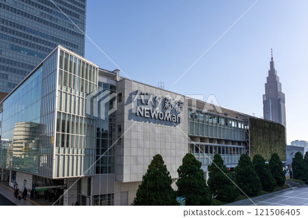 Shinjuku Bus Terminal, Shinjuku South Exit 121506405