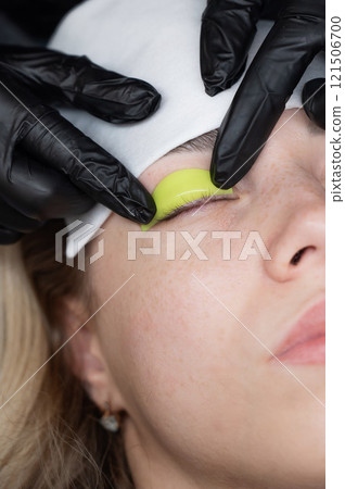 The master lays down the roller before the eyelash lamination procedure. The master lays down the roller before the eyelash lamination procedure. 121506700