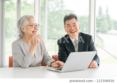 辦公室/會議室的高級商人和女性（再就業/第二職業/再就業） 121506916