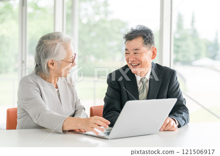 辦公室/會議室的高級商人和女性(再就業/第二職業/再就業) 辦公室/會議室的高級商人和女性(再就業/第二職業/再就業) 121506917