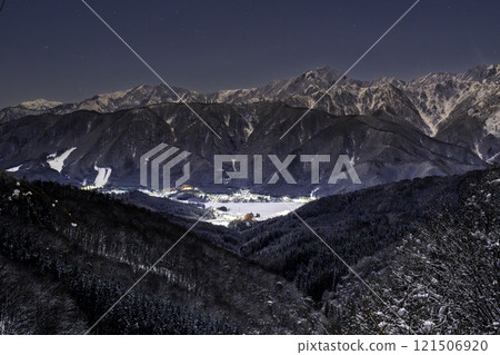 黎明時分的北阿爾卑斯山從白馬村山 121506920