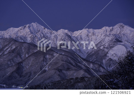 黎明時分的北阿爾卑斯山從白馬村山 121506921