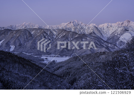 The Northern Alps at dawn from the heights of Hakuba Village 121506929
