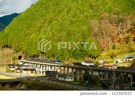 Traveling along the Sakushu Road in late autumn 121507037