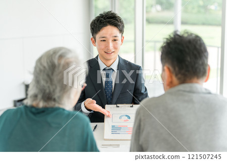 商人向老年夫婦解釋、提議、指導和推薦（銀行工作人員、資產管理、股票、投資、保險） 121507245