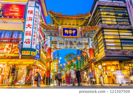 日本橫濱城市景觀 2025 年春節燈光。禪林門、唐人街和夜晚的龍…邁向新時代 121507509