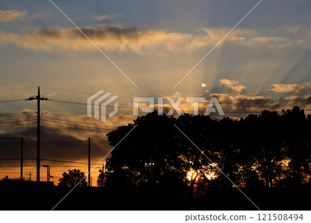 The morning sun seen through the gaps in the clouds The morning sun seen through the gaps in the clouds 121508494