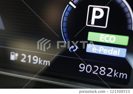 行駛里程超過9萬公里的汽車里程表 121508553