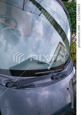 開始下雨了,雨滴落在車上 開始下雨了,雨滴落在車上 121508603