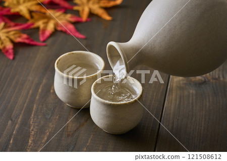 A scene of someone pouring sake 121508612