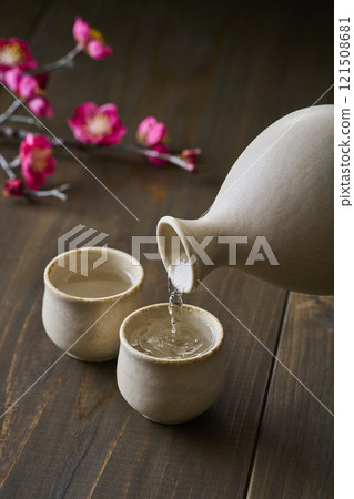 清酒倒入口中 121508681